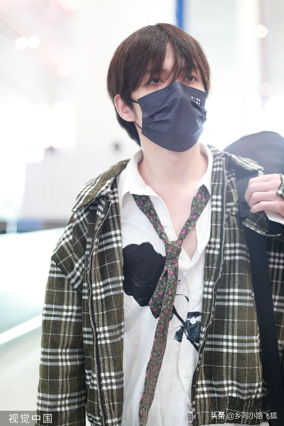 张颜齐休闲穿搭亮相机场 背吉他刘海遮眼慵懒随性