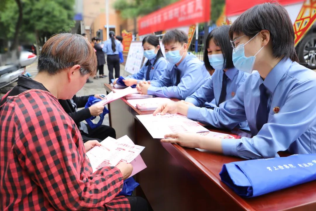 信阳市检察院积极开展“民法典宣传月”活动