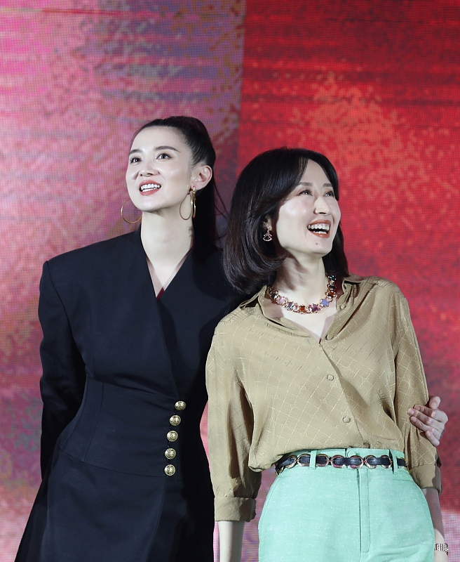 宋佳和刘敏涛都是40多岁了，同样穿商务风的服装，气质相差不小
