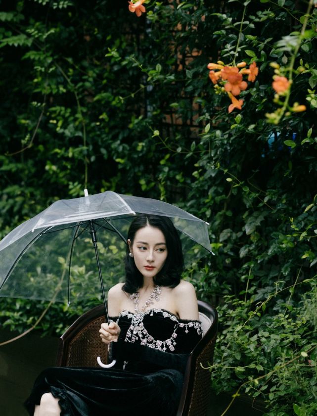 “定海神针”热巴真怕输!披战袍拍广告大片,戴珍珠项链有名媛范