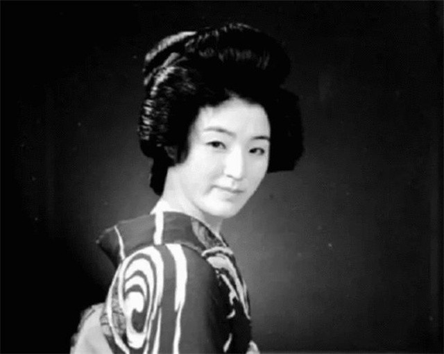 日本烟花女子74岁高龄仍站街，60年不间断拉客，却备受日本人尊重