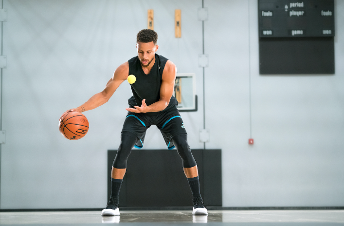 为什么nba训练强度那么大（库里的训练强度如何，为什么普通球员跟他一起练5分钟就累吐了？）