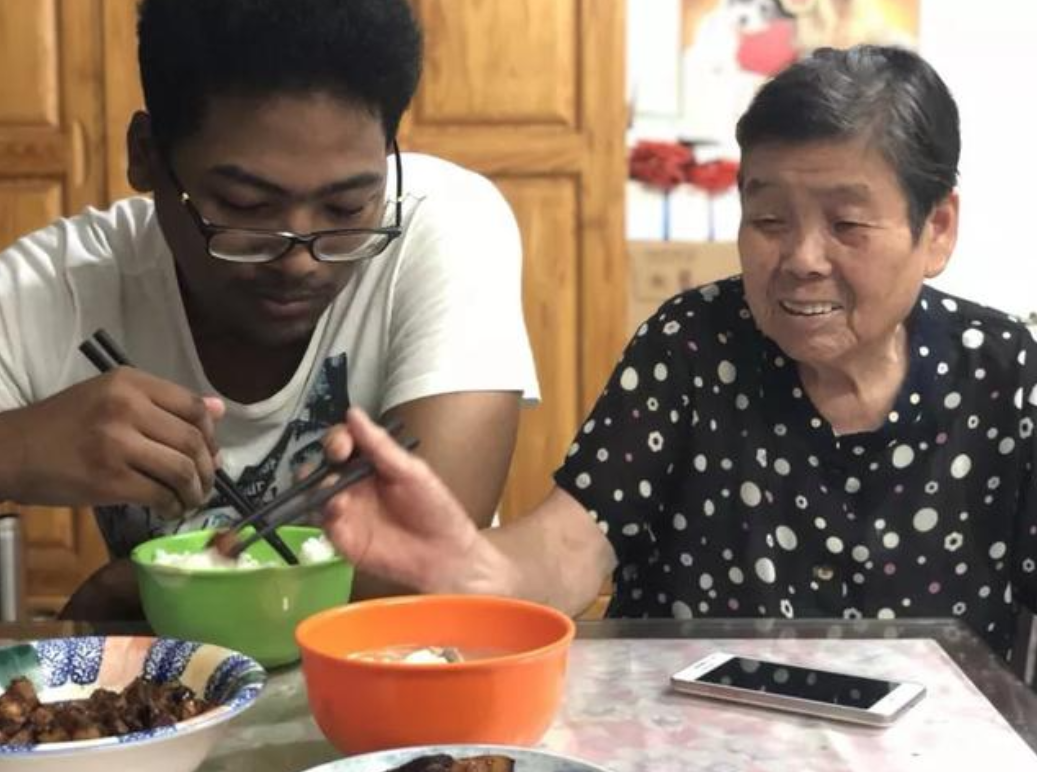上海阿婆养大的黑人小囡，历尽艰难成为上海人，如今他们过得如何