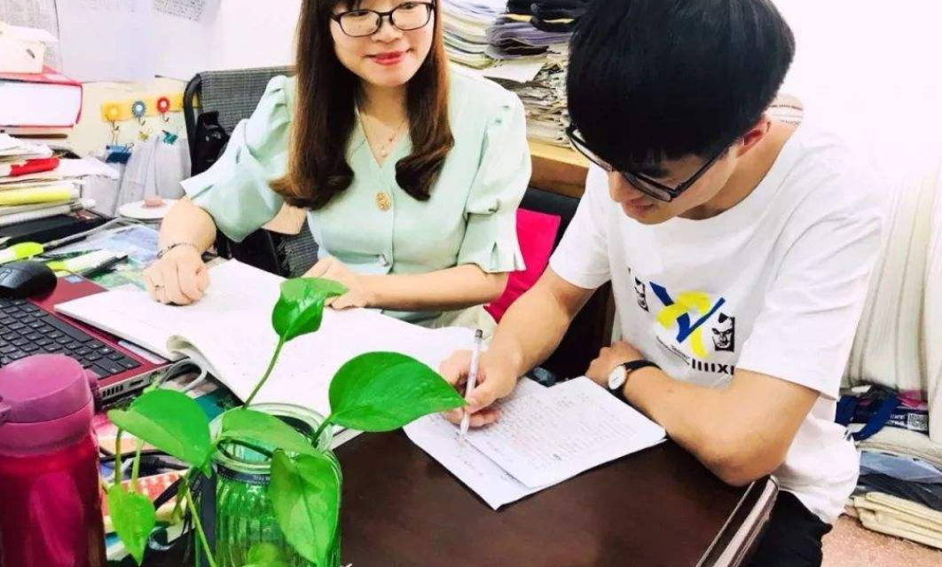 女生在“夜店”做高考题，玩耍学习两不误，网友：大专的好苗子