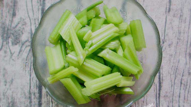 广东人炒青菜，为啥翠绿鲜嫩不出水？其实诀窍很简单，看完明白了