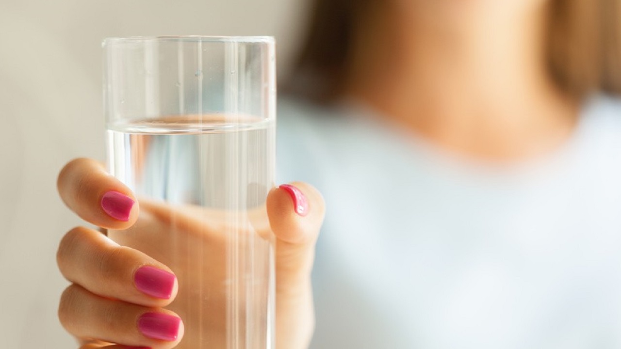 早上起床后,喝一杯水等于喝细菌?肾脏不好的人,每天喝多少水?