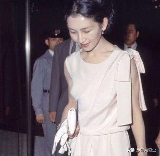 美智子：日本最美平民皇后，晚年坦言没爱过天皇，拒绝与天皇合葬
