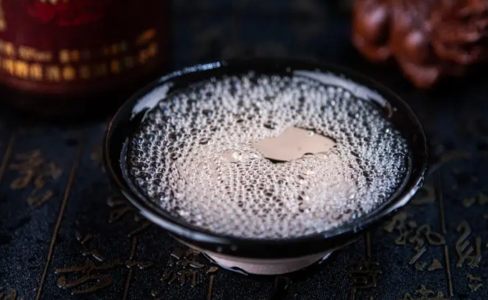 买酒时，如何快速区分粮食酒和酒精酒？记住这些技巧，轻松搞定