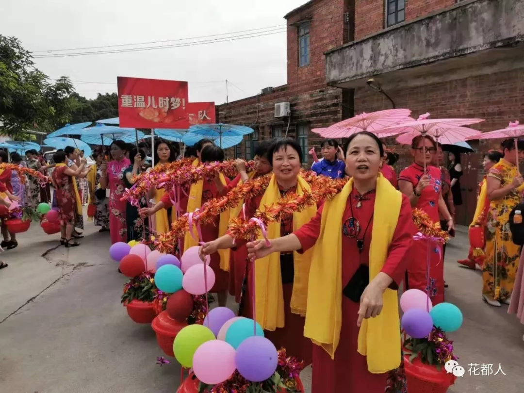 两球员忘形庆祝齐领红牌(「时光回廊」2019鸭湖村靓丽金花回娘家)