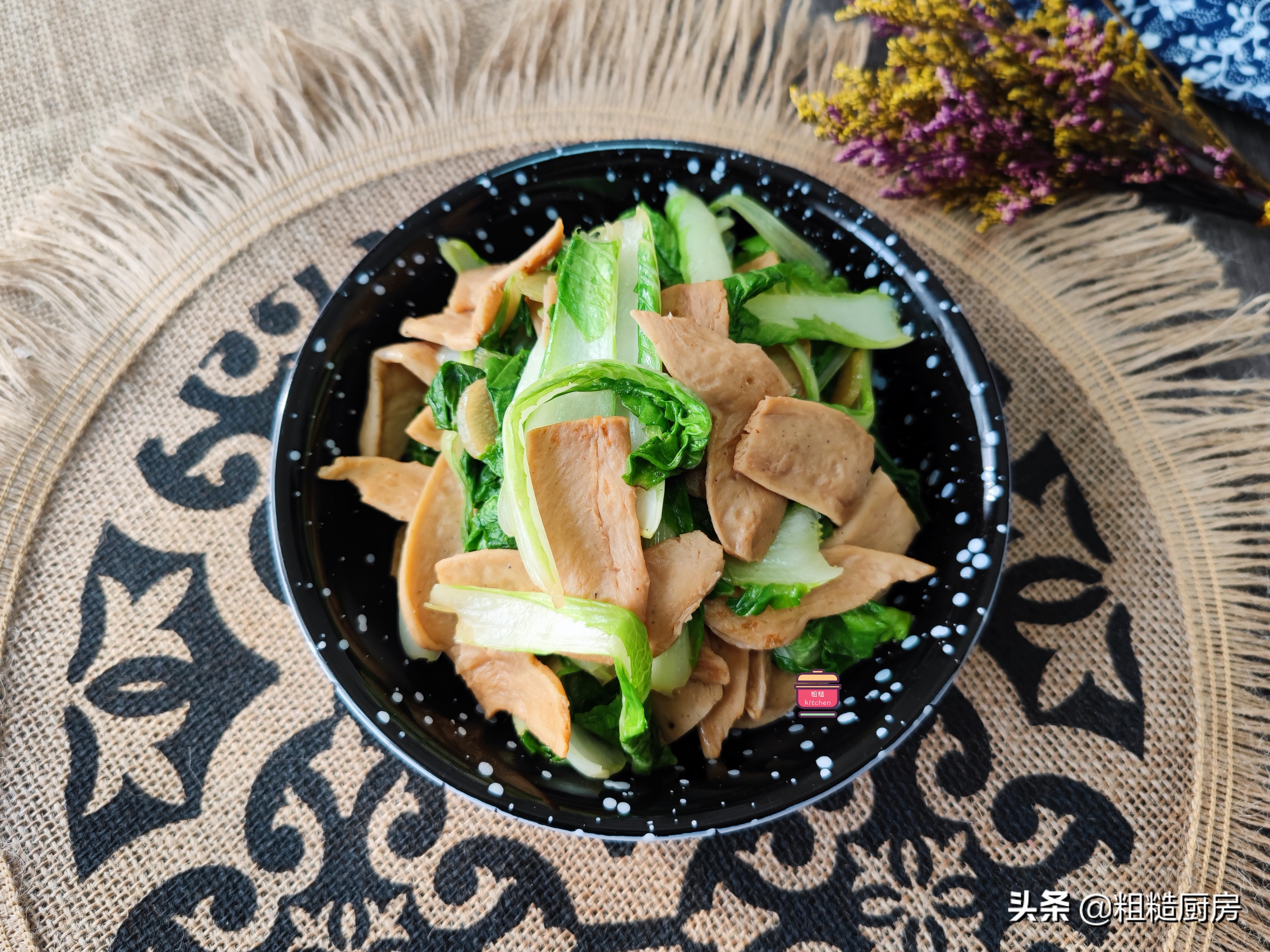 小白菜这样做给肉都不换，2种食材简单一炒，鲜香爽脆，筋道耐嚼