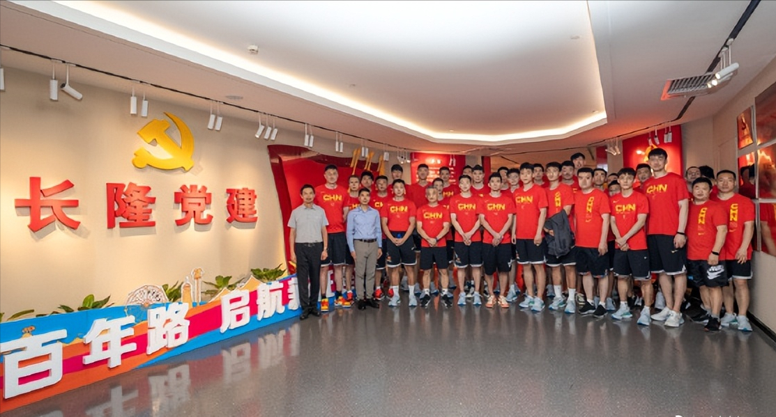 出征！杜锋带领14名球员前往墨尔本参赛，中国男篮加油