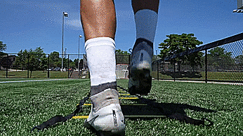 足球运动员如何练腿(15个提高速度和协调性的脚下步伐练习)