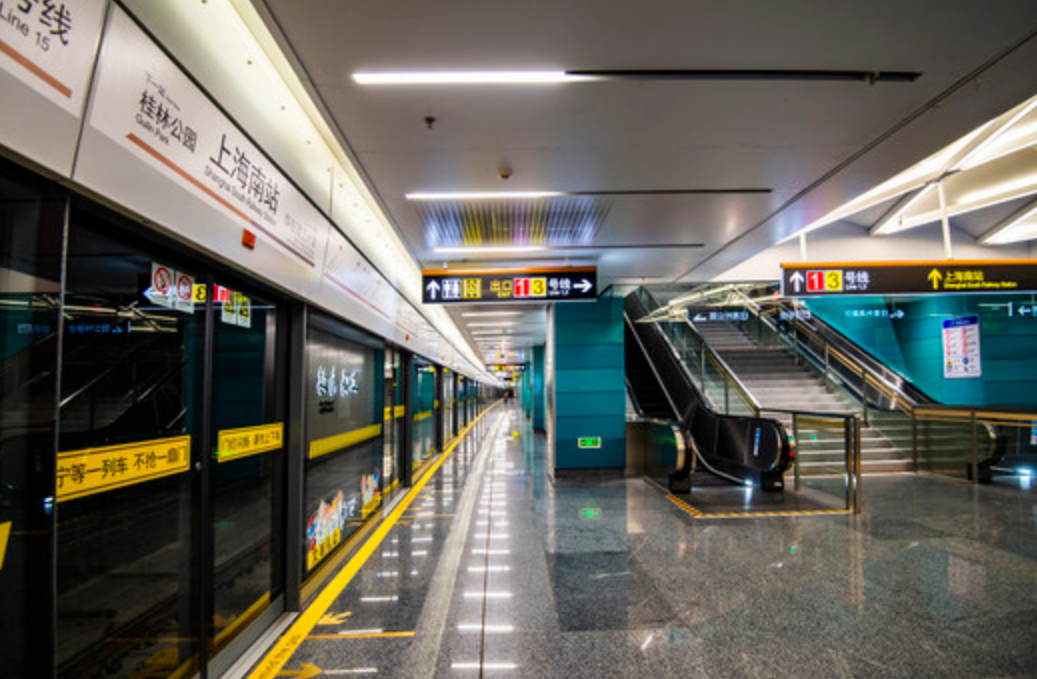 再也不见的上海，农民工为了离开，凌晨3点徒步6公里去火车站