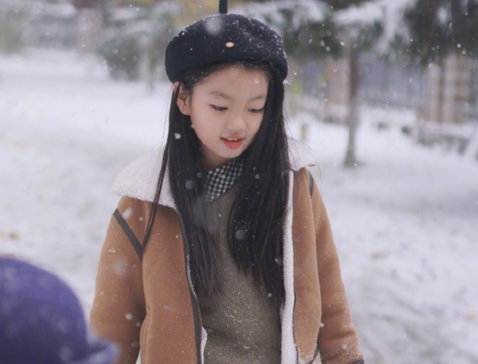 童星阿拉蕾长大了，8岁模样显成熟，颜值跟小时候有差距