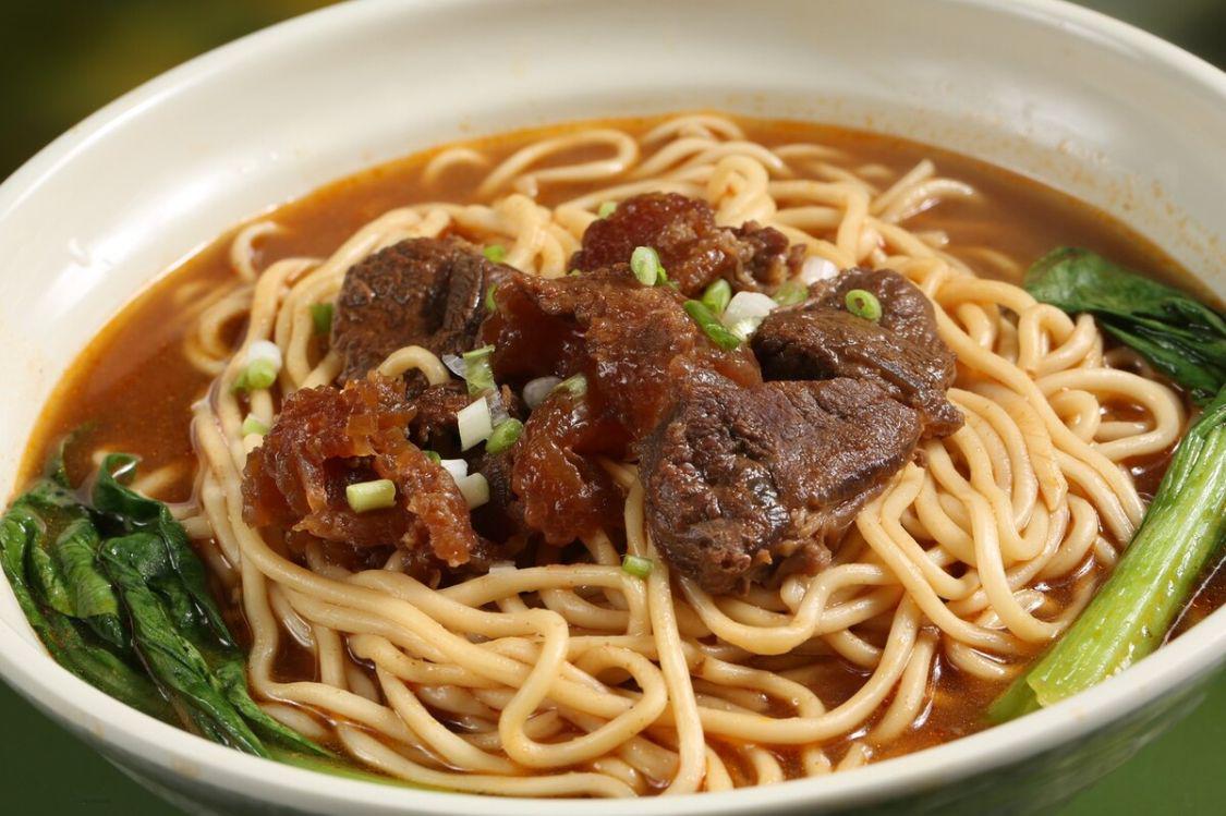 牛肉面在台湾是非常受欢迎的一种美食,甚至台湾还专门设立了牛肉面节