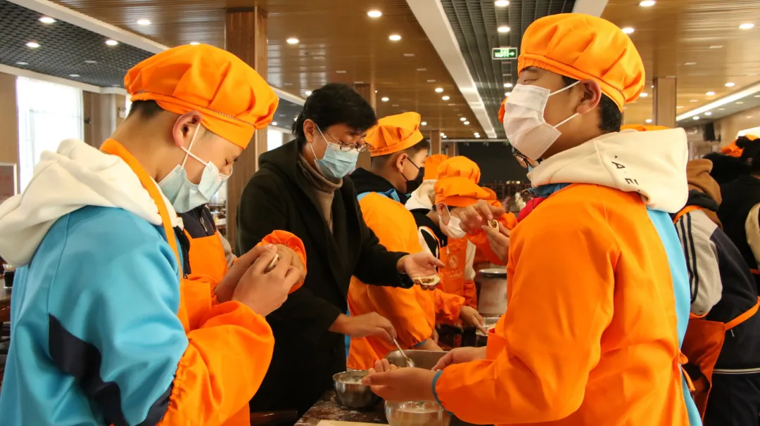 10000+饺子滚滚而来——闻励师生包饺子，话饺子，团团围坐吃饺子