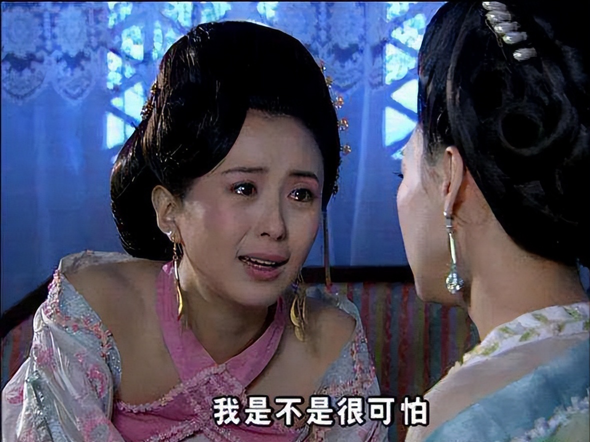 长着一张人畜无害的脸，不靠烟熏妆也是最强反派，这些甜妹太飒了