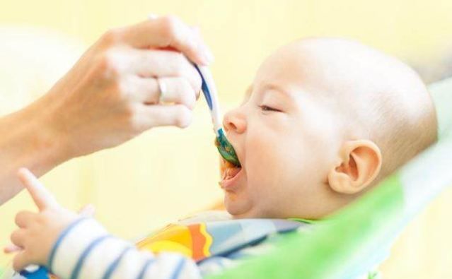 五个月宝宝辅食表(5到6个月宝宝辅食吃什么？辅食添加的4点原则，宝妈要上心)
