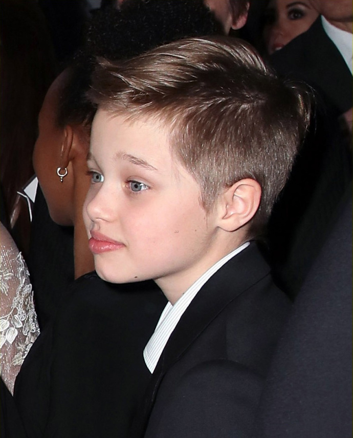 17岁希洛又美又飒!留长发穿裙子像朱莉,剪成寸头又神似皮特