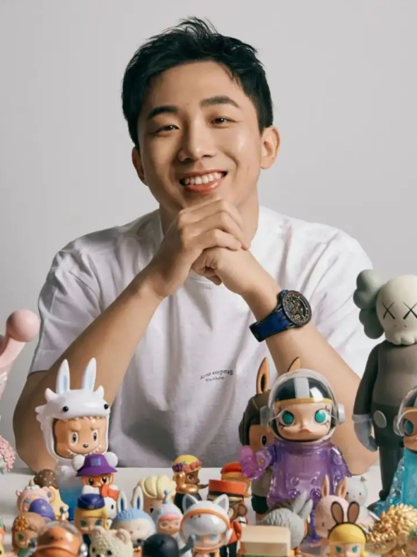 河南80后年轻富豪，利用人性弱点狂割“韭菜”，大赚500亿