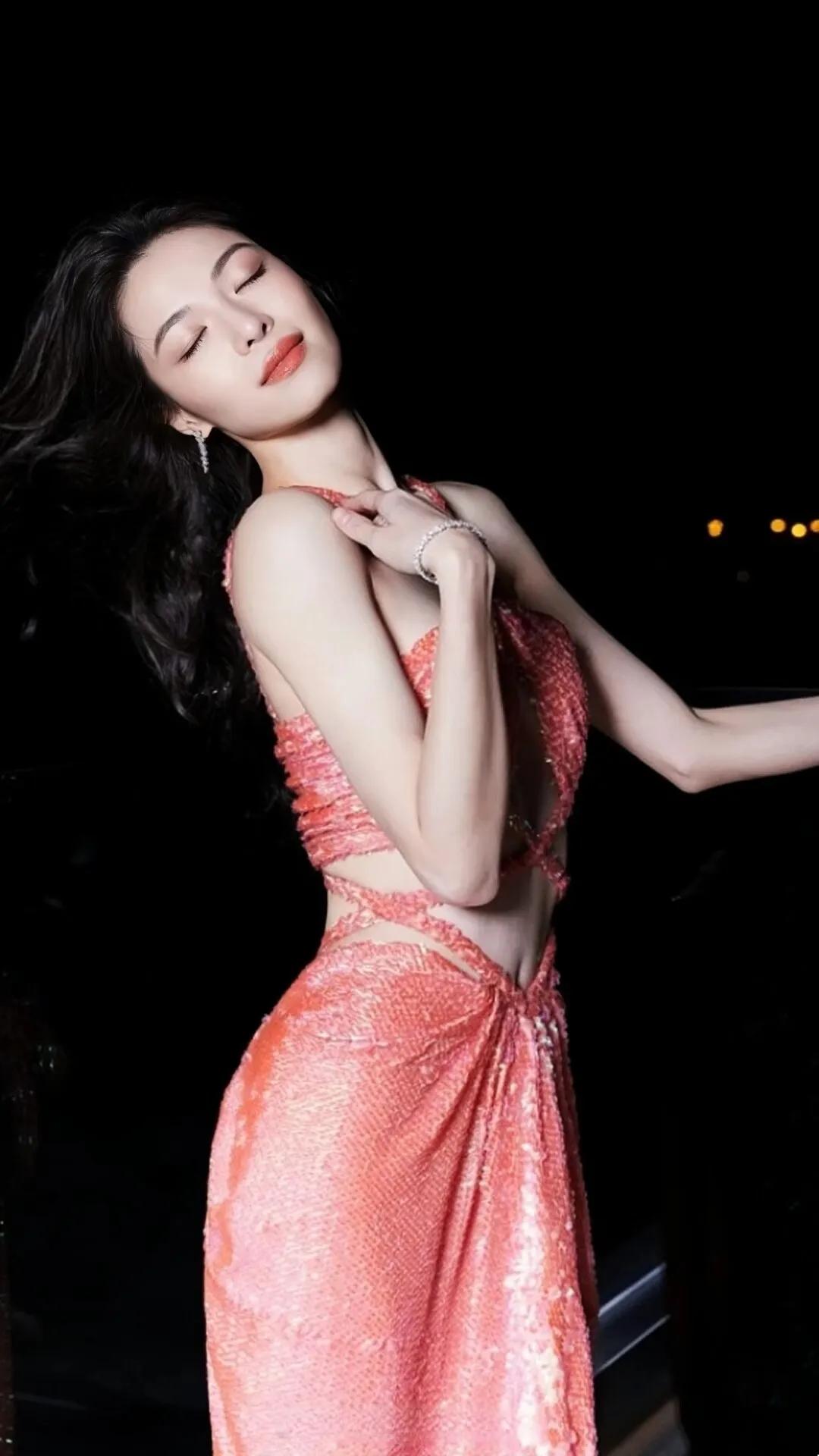 钟楚曦:为防走光,白抹胸长裙优雅又豪放