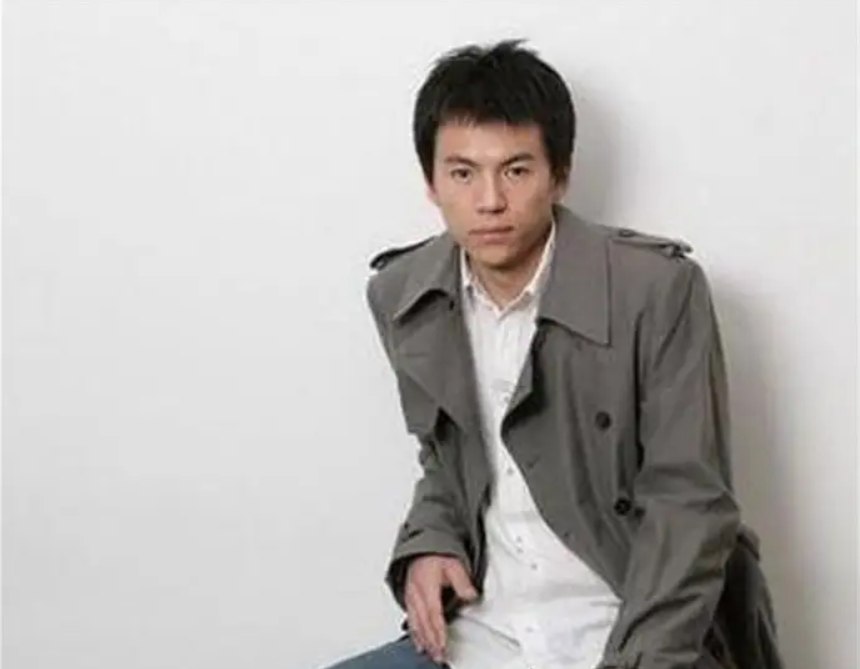 王烁的成长经历就很符合大家平时看的电视剧中富二代的样子,不学无术