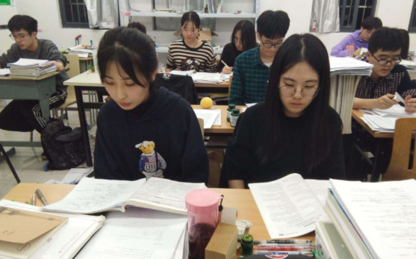 2022届毕业生预计1076万，“就业难”与“招人难”并存，卷到家了