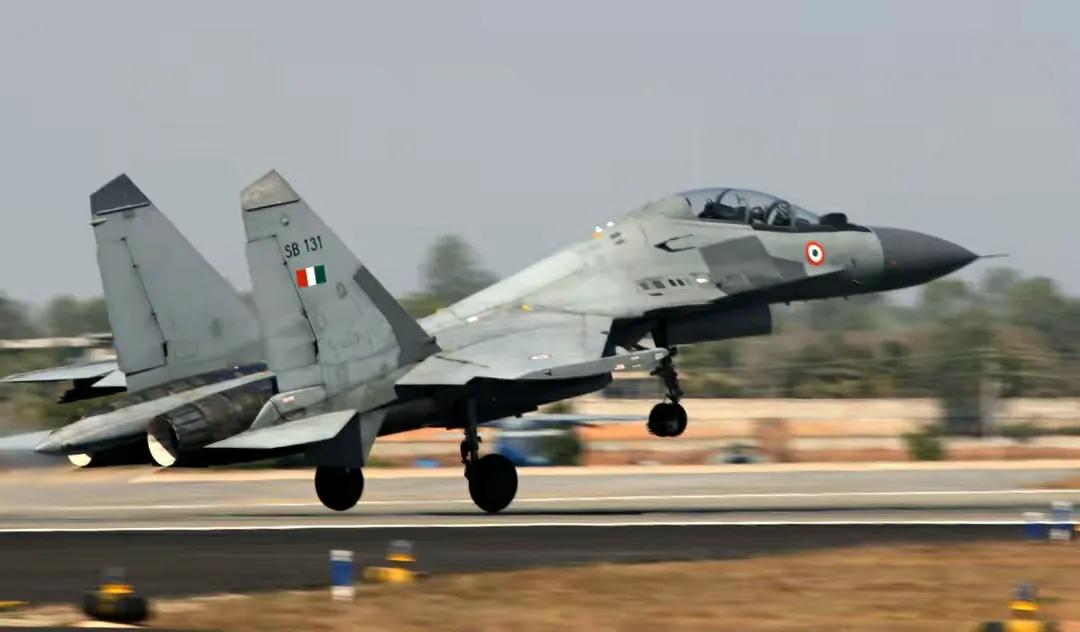 俄乌大战持续，印度先挺不住了？印空军：苏-30战备率已降至60％