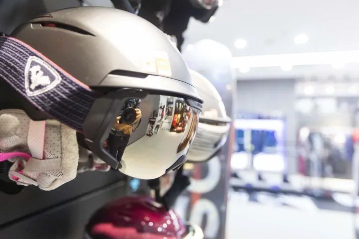 一套中等的滑雪用具大约多少钱（谷爱凌同款卖疯了！上万起步的滑雪装备你入坑了吗？）