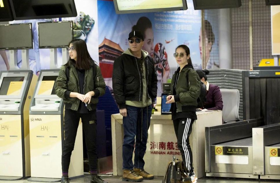 胡军的女儿(胡军一家三口走机场，21岁女儿穿飞行夹克还挺潮，身高快赶上爸爸)