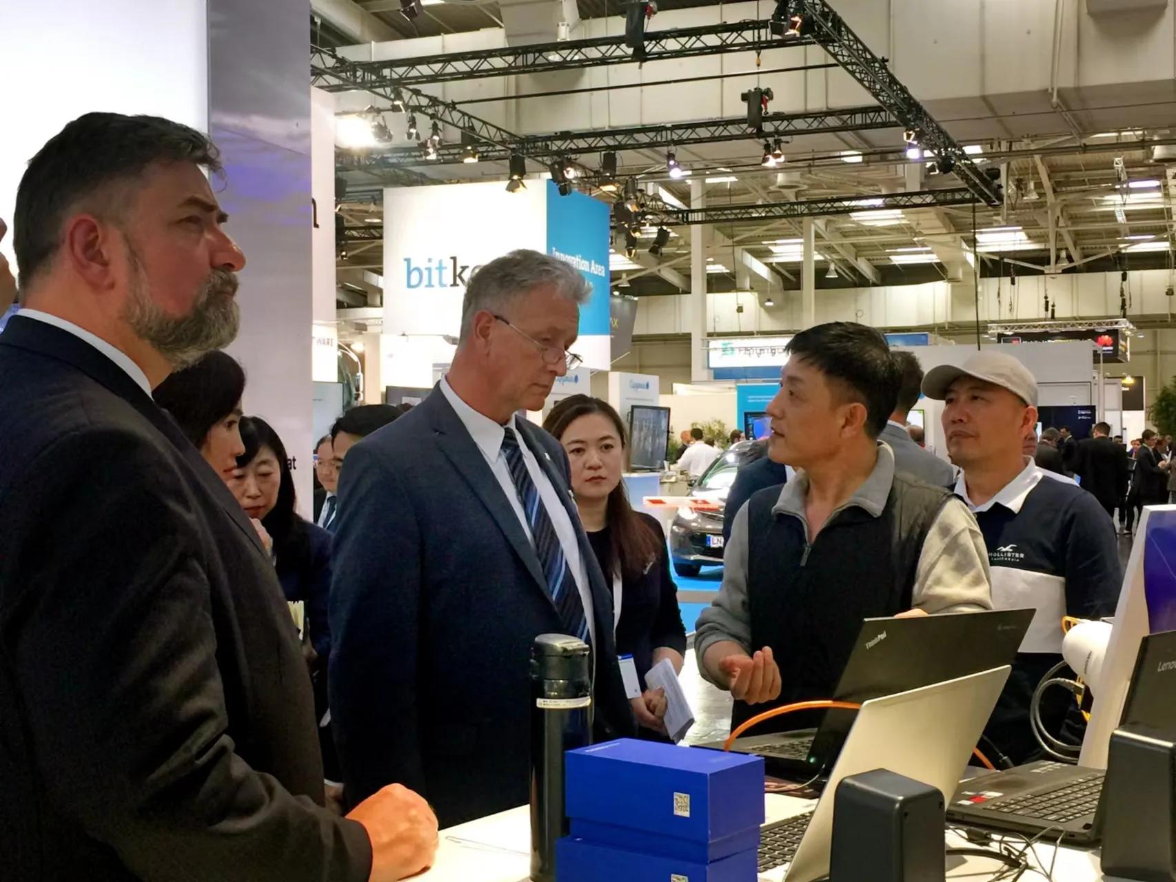 每秒30万公里的光速在他的黑科技面前为何只能跑“0.3米”