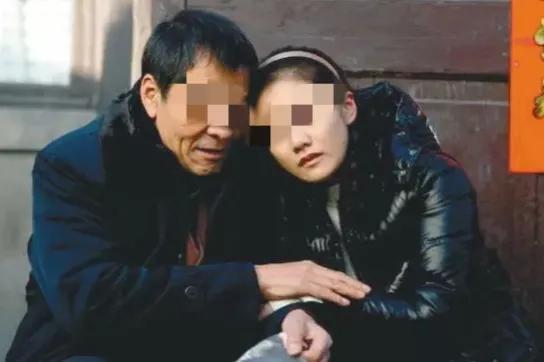 30年前我妈出轨，我爸带着我和弟弟讨生活，孤独一辈子也没有再婚