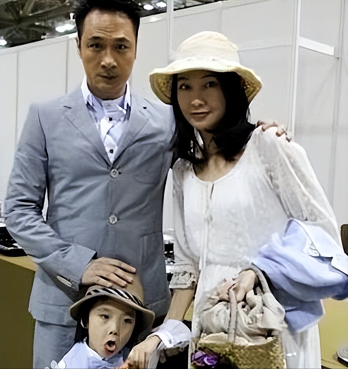 60岁吴镇宇庆祝21周年结婚纪念日，费曼晒全家福，妈妈罕见出镜