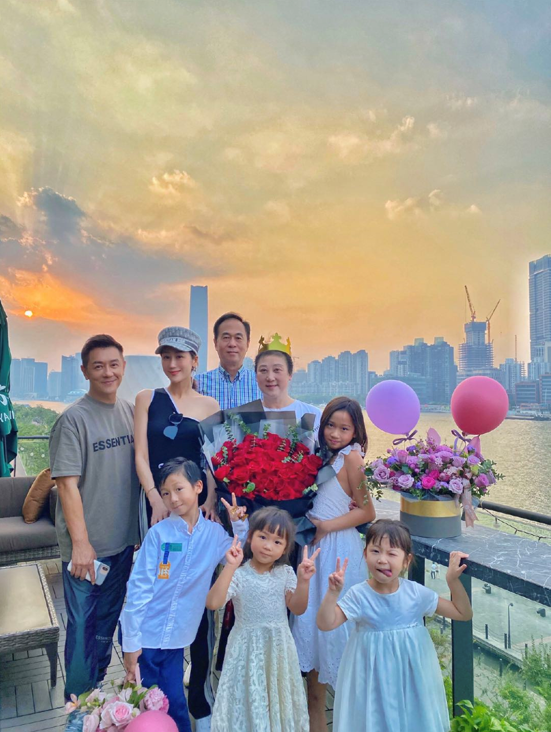 直播哭穷、住着豪宅求关爱，这6位卖惨翻车的明星，太打脸了