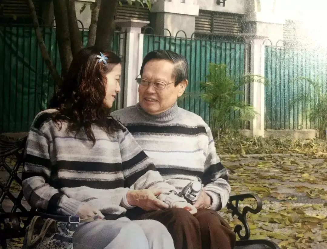 翁帆：28岁结婚，为丈夫坚持早睡18年，把杨振宁照顾到100岁了
