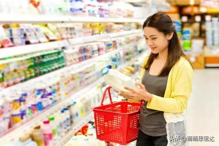 实体店一箱牛奶卖50元，网上却只卖25元？答案被解开，你还买吗？