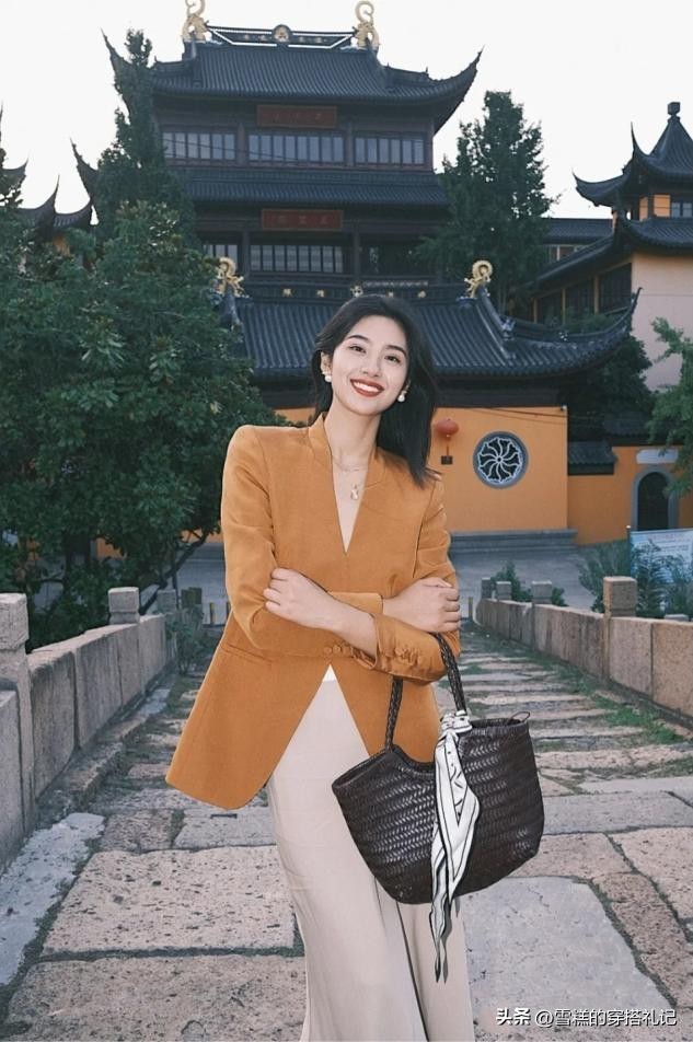 皮肤偏黑适合穿什么颜色的衣服（皮肤偏黑适合穿什么颜色的衣服橘黄色）-第1张图片-科灵网