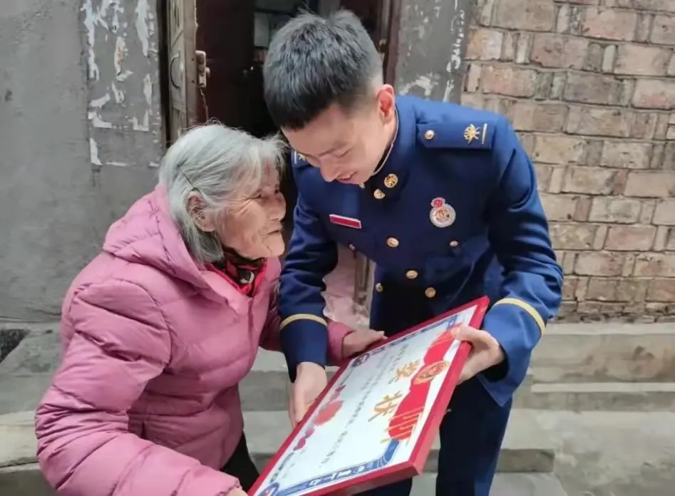 帅小伙和相差61岁的老太太拍婚纱照:这是好人得到的最美回报