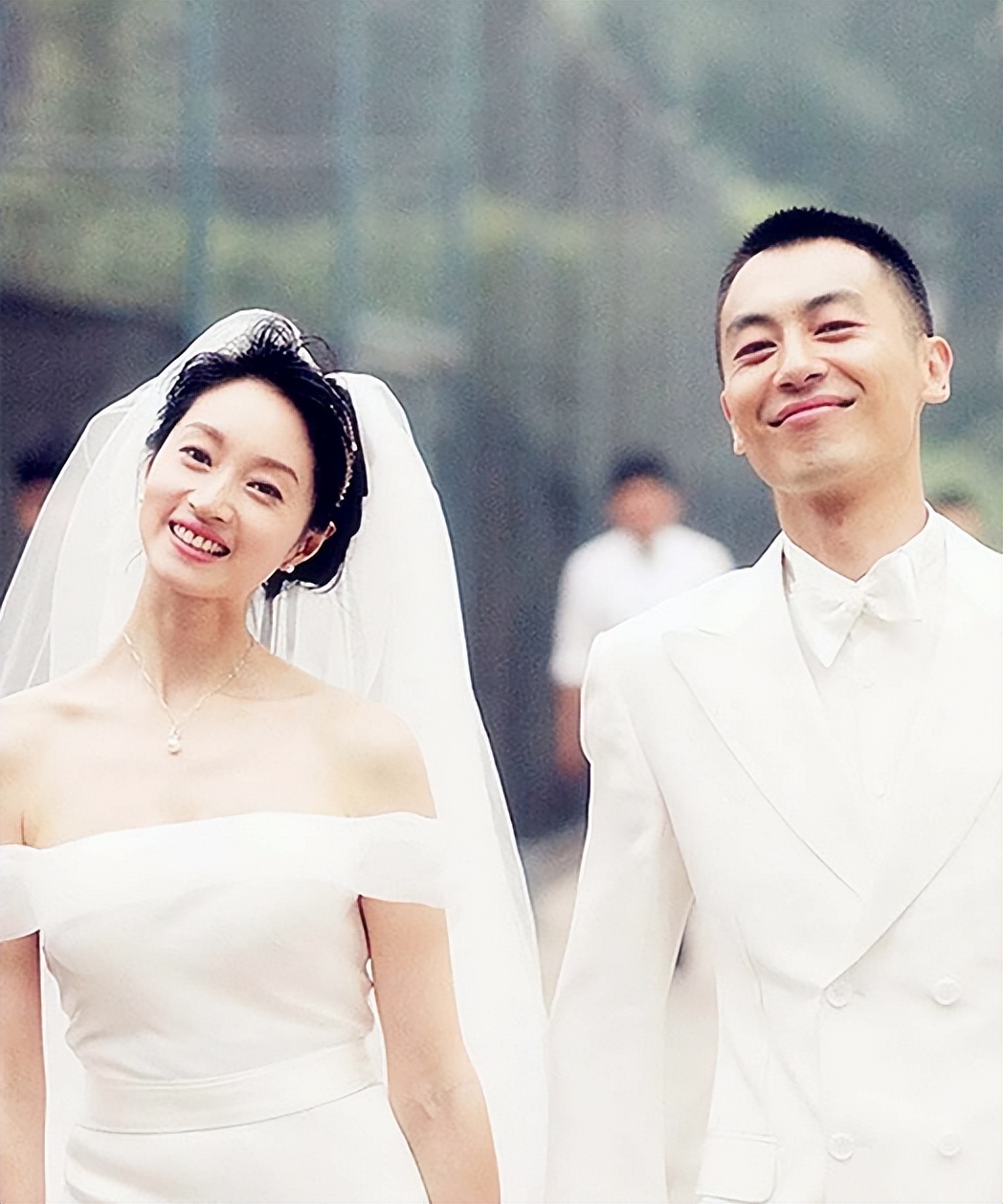 朱亚文39岁妻子晒素颜照!皮肤白皙大长腿抢镜,身材苗条宛若少女