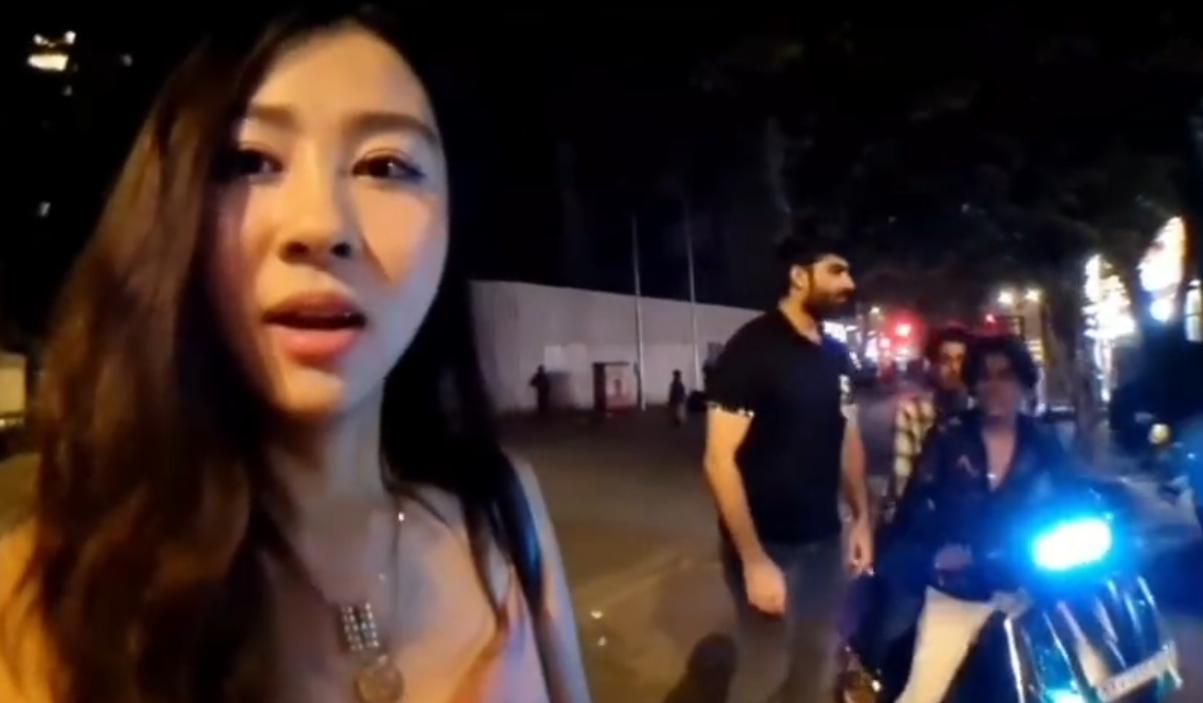 韩国女主播深夜在印度街头直播，遭一男子搂肩又强吻，是谁的错？