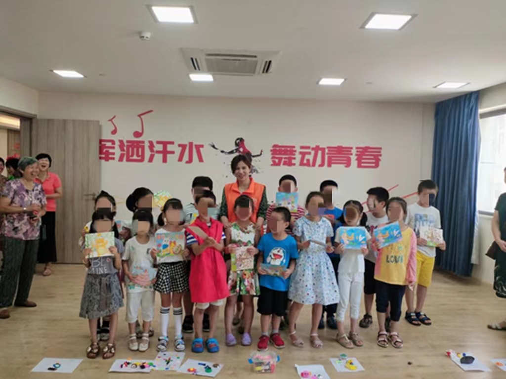 南京姑娘帮留守儿童实现生日愿望，和流动儿童一起做“百家粥”