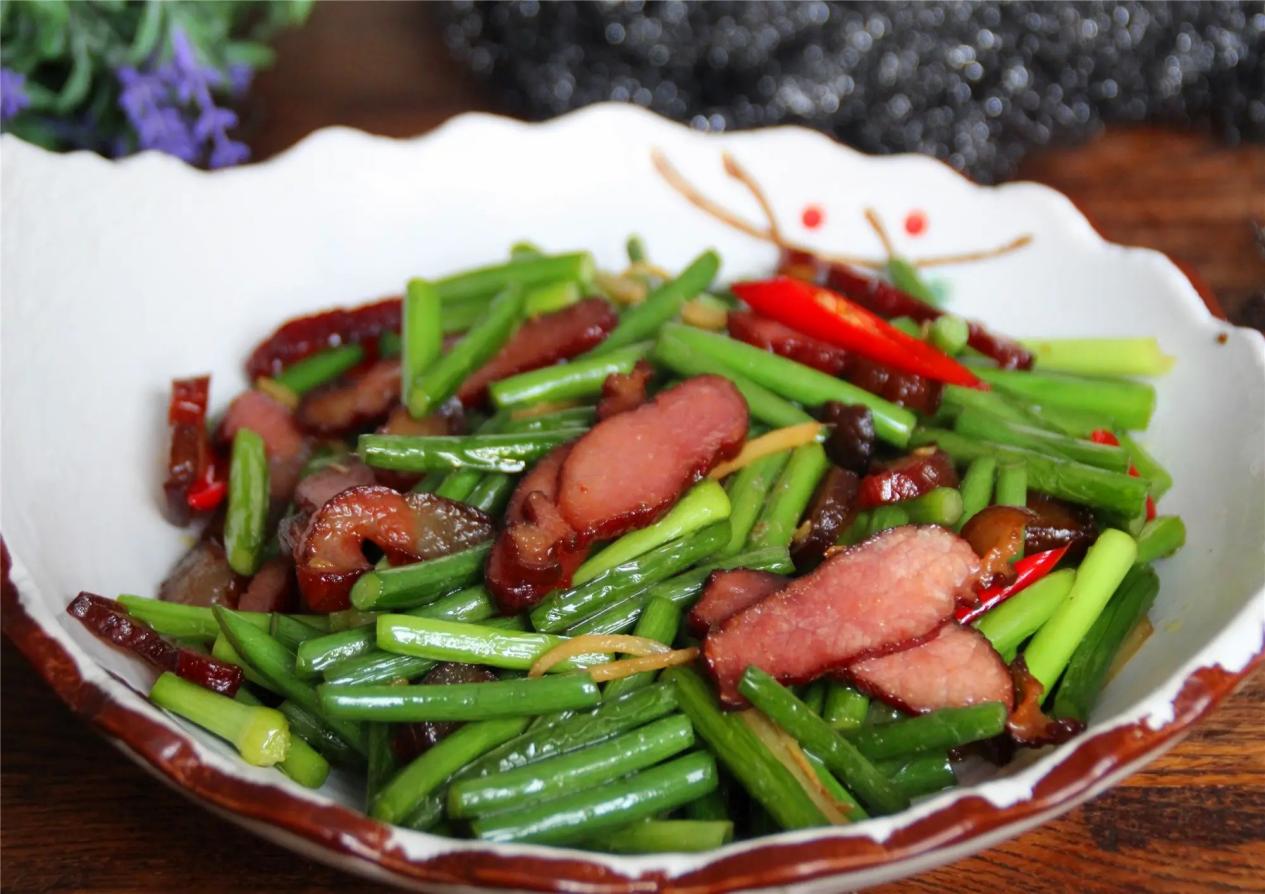 蒜薹炒腊肉制作方法（教你做咸香下饭的家常版蒜苔炒腊肉）