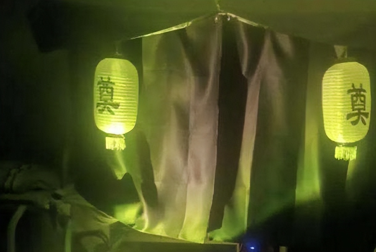 大学生宿舍装修火了，风格不接地气接“地府”，查寝老师表示无语