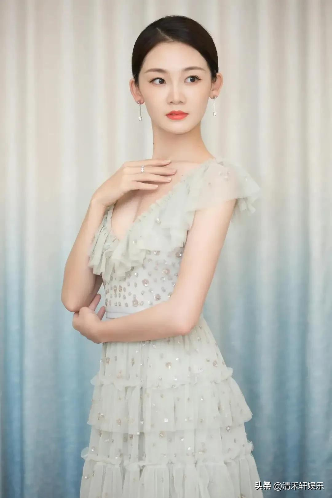 苗苗长发披肩时，更温婉动人。羡慕郑恺，娶到漂亮的老婆回家