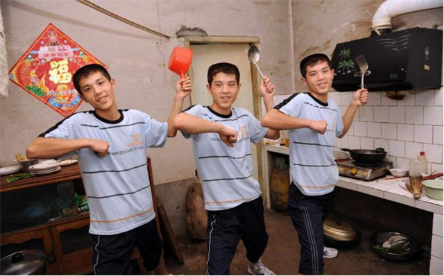 山东三胞胎同时考上同一大学，10年后同日成婚：爷爷盼着抱重孙