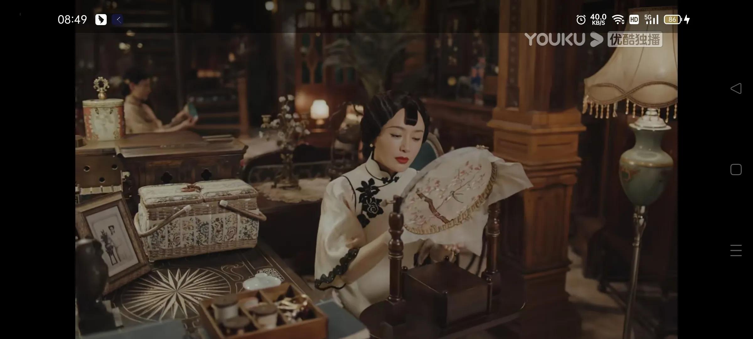 《传家》传家 衣服打扮有点蹊跷 有人皮毛大衣 有人却短袖旗袍