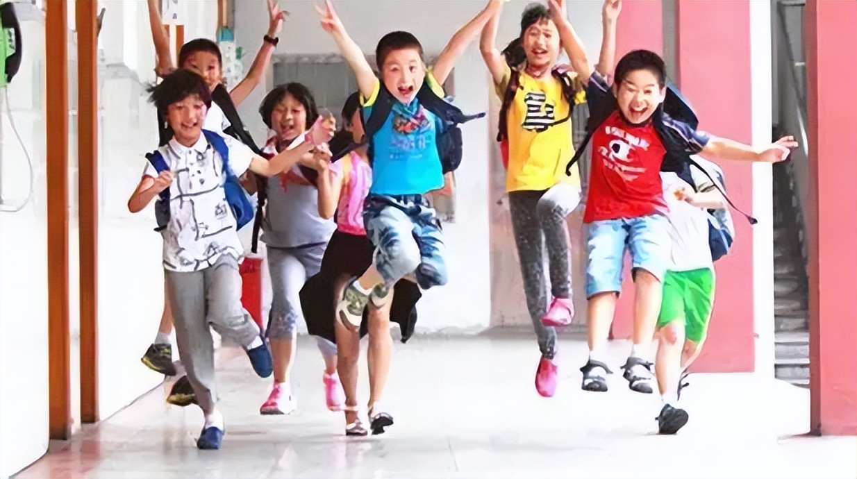 “放假通知”来了，多地公布2022中小学放假时间，家长有些为难