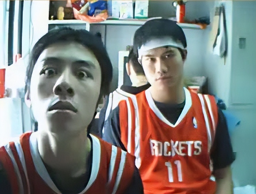 “网红鼻祖”后舍男孩：曾凭“对口型”火爆全网，如今怎么样了？