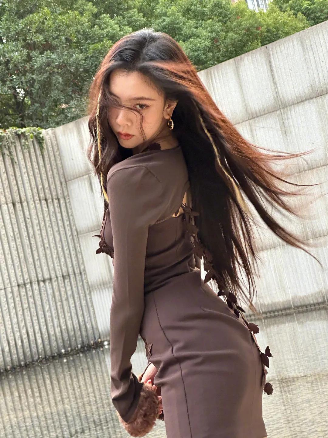 宋妍霏辣妹夜色写真,棕色刺绣吊带紧身裙搭配雪地靴,身材火辣