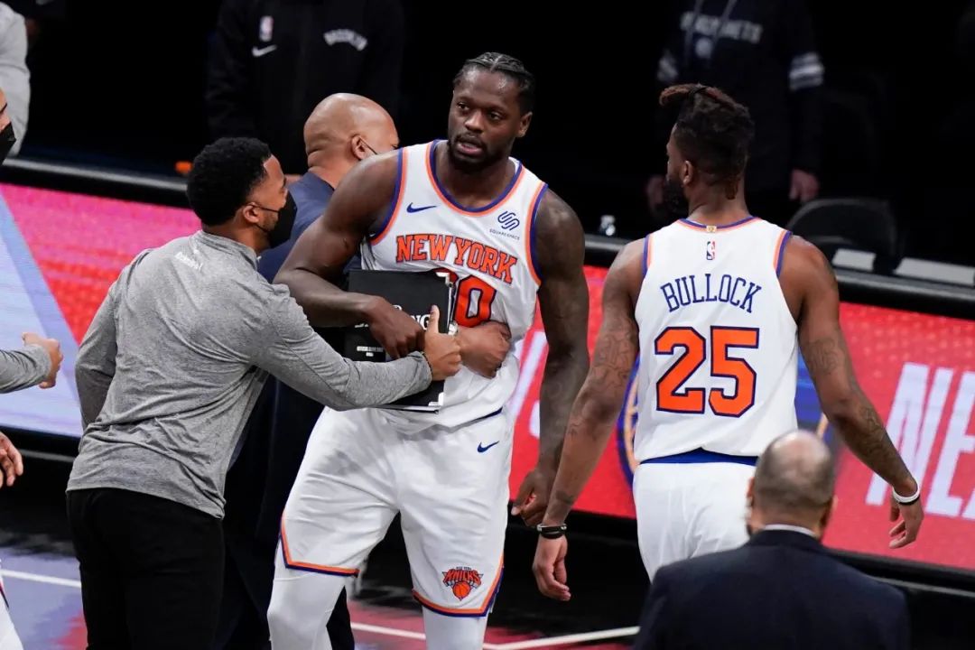 nba有哪些重罚(冲突 推搡裁判！兰德尔被NBA重罚！他不配当球队老大)